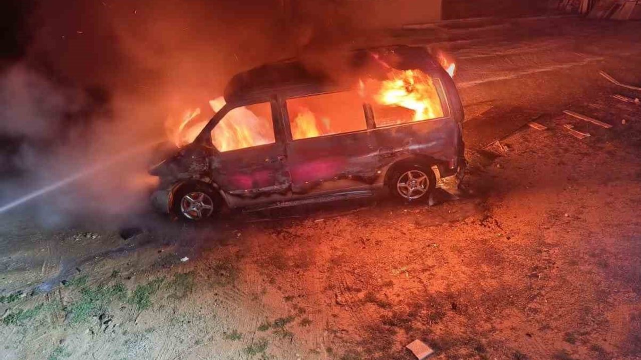 Karacasu’da Seyir Halindeki Ticari Araç Alevlere Teslim Oldu