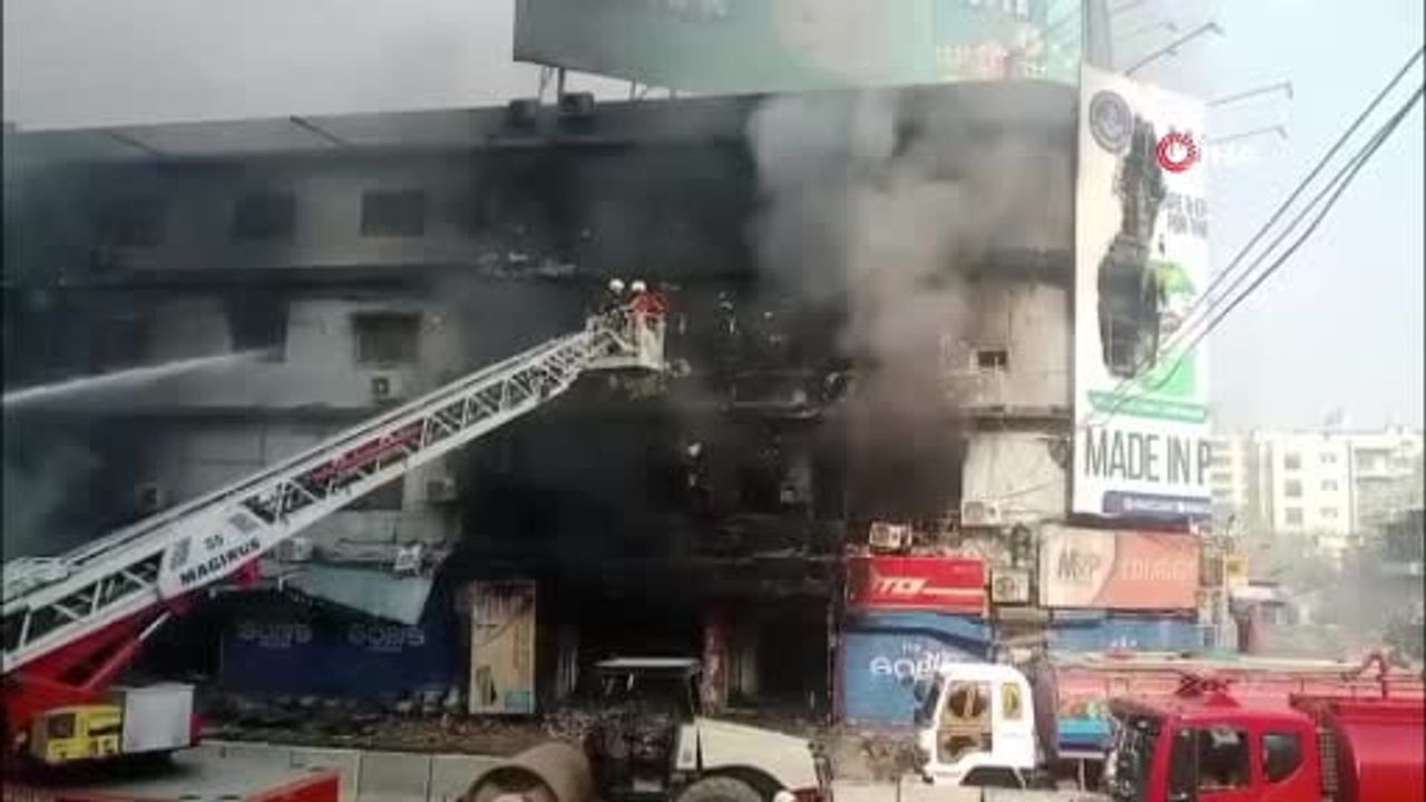 Karaçi'de Alışveriş Merkezi Yangını: 1’i İtfaiye Eri, 6 Ölü