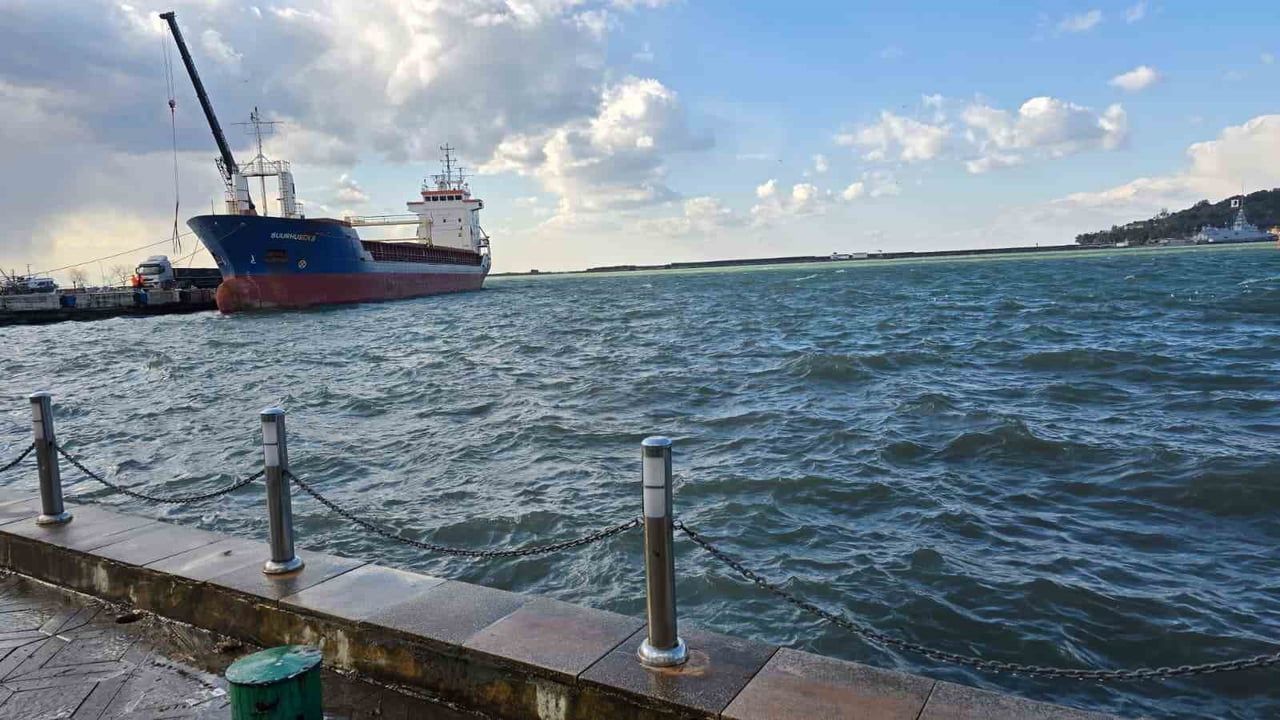 Karadeniz Ereğli'de Şiddetli Fırtına: Mendireği Aşan Dalgalar