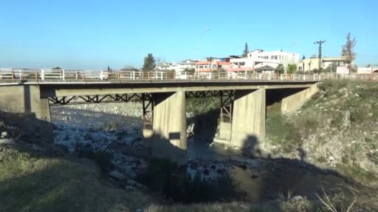 Karakese Köprüsü'nde delik: Araç trafiğine kapatıldı