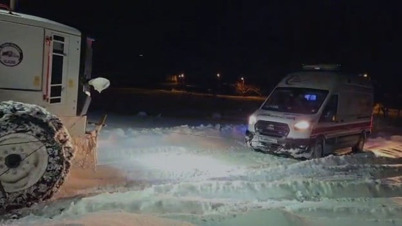 Karakoçan’da Karda Mahsur Kalan Ambulans İl Özel İdaresi Tarafından Kurtarıldı