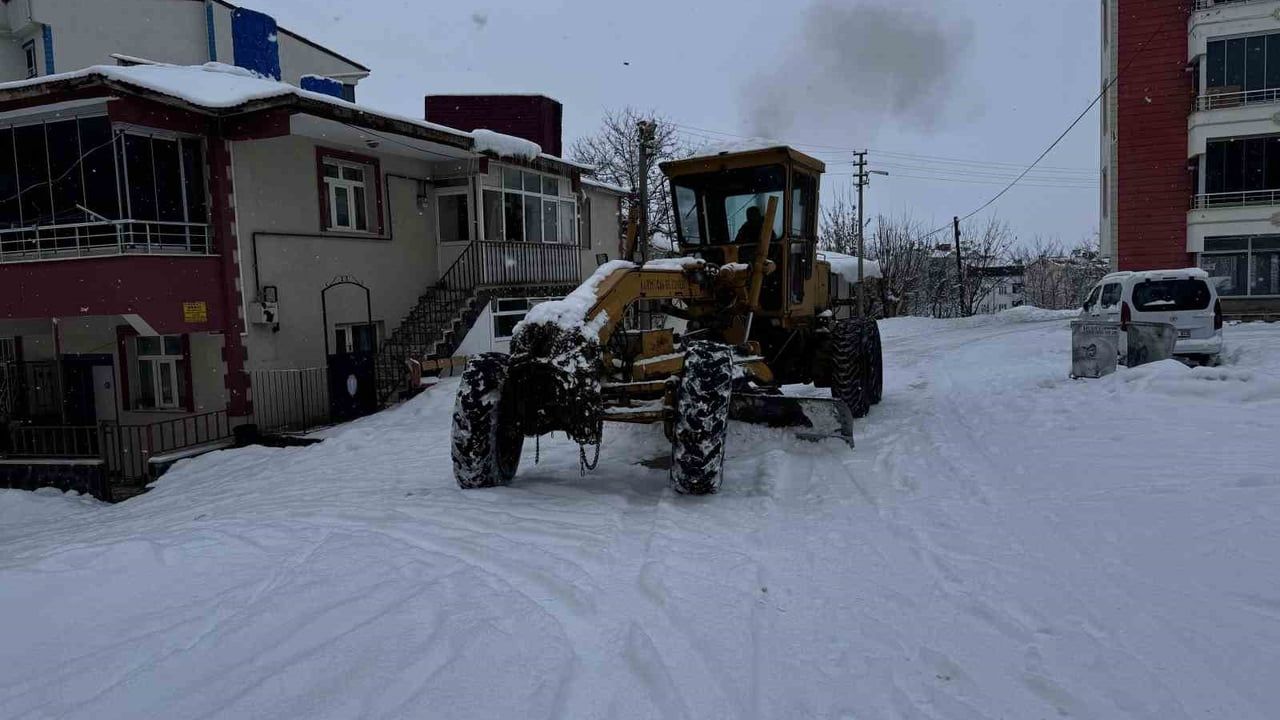 Karakoçan'da Karla Mücadele Aralıksız Sürüyor