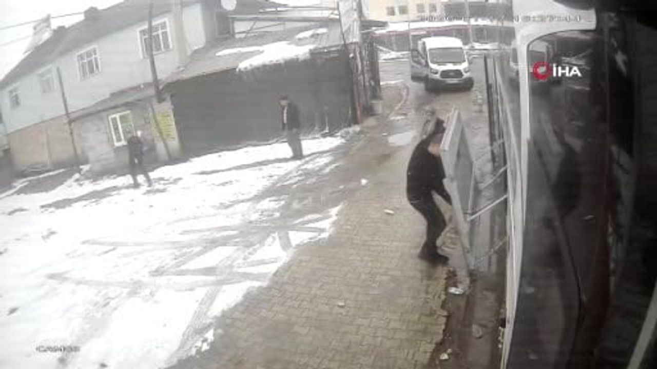 Karakoçan'da Muş-Bursa Otobüsüne Saldırı: 42 Yolcu Etkilendi