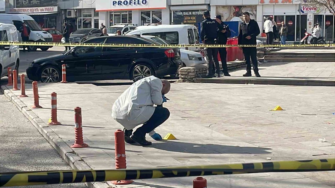 Karaman’da Baba ve 3 Oğlu Sokak Ortasında Silahlı Saldırı: 3’ü Ağır