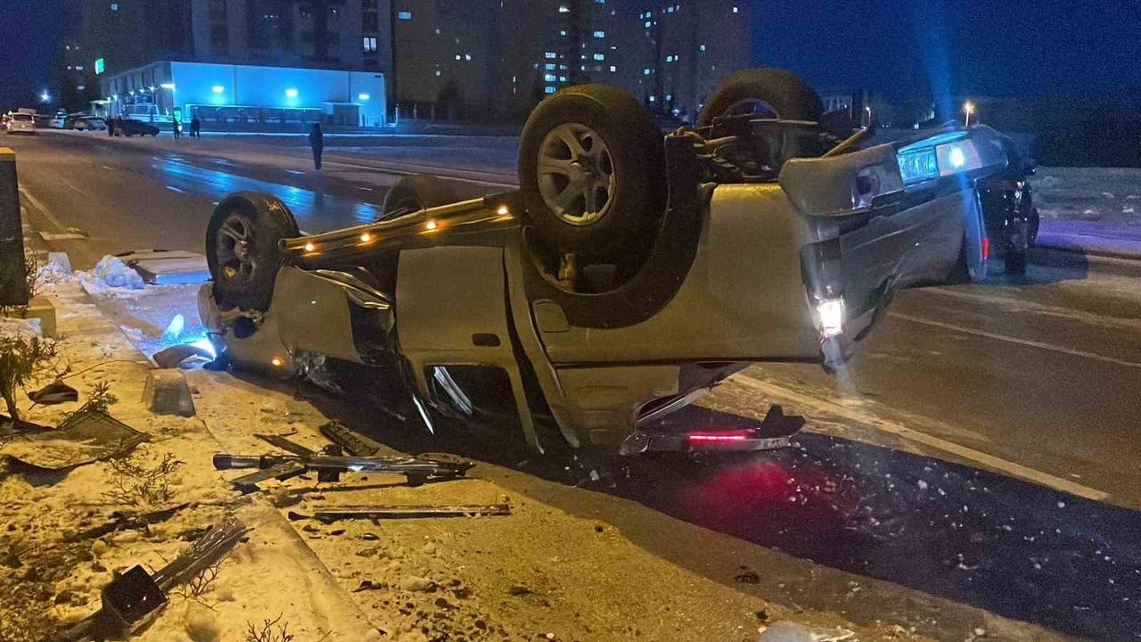 Karaman'da buzlanma kazası: Kamyonet refüje çarptı, 2 yaralı