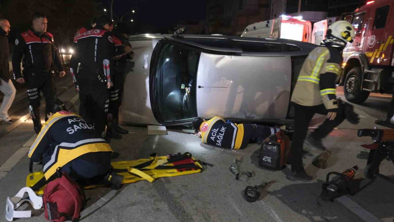 Karaman'da Devrilen Otomobilin Altında Kalan Sürücü İtfaiye Tarafından Kurtarıldı