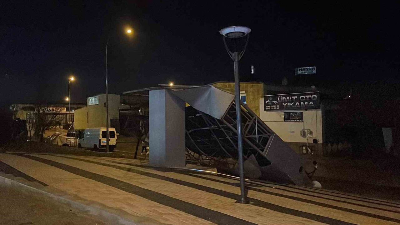 Karaman'da Fırtına: Çatı Uçtu, Ağaç Araçlara Zarar Verdi