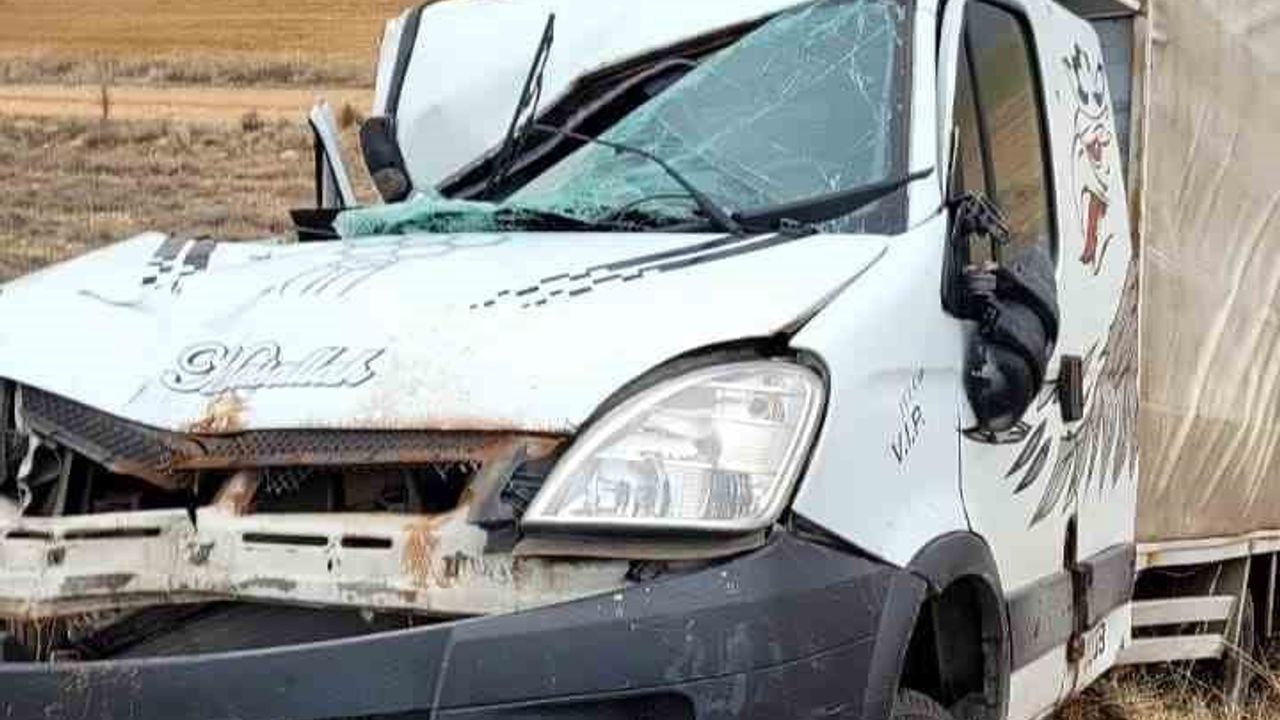 Karaman'da Fırtına Kamyoneti Devrildi: Römork Karşı Şeride Fırladı