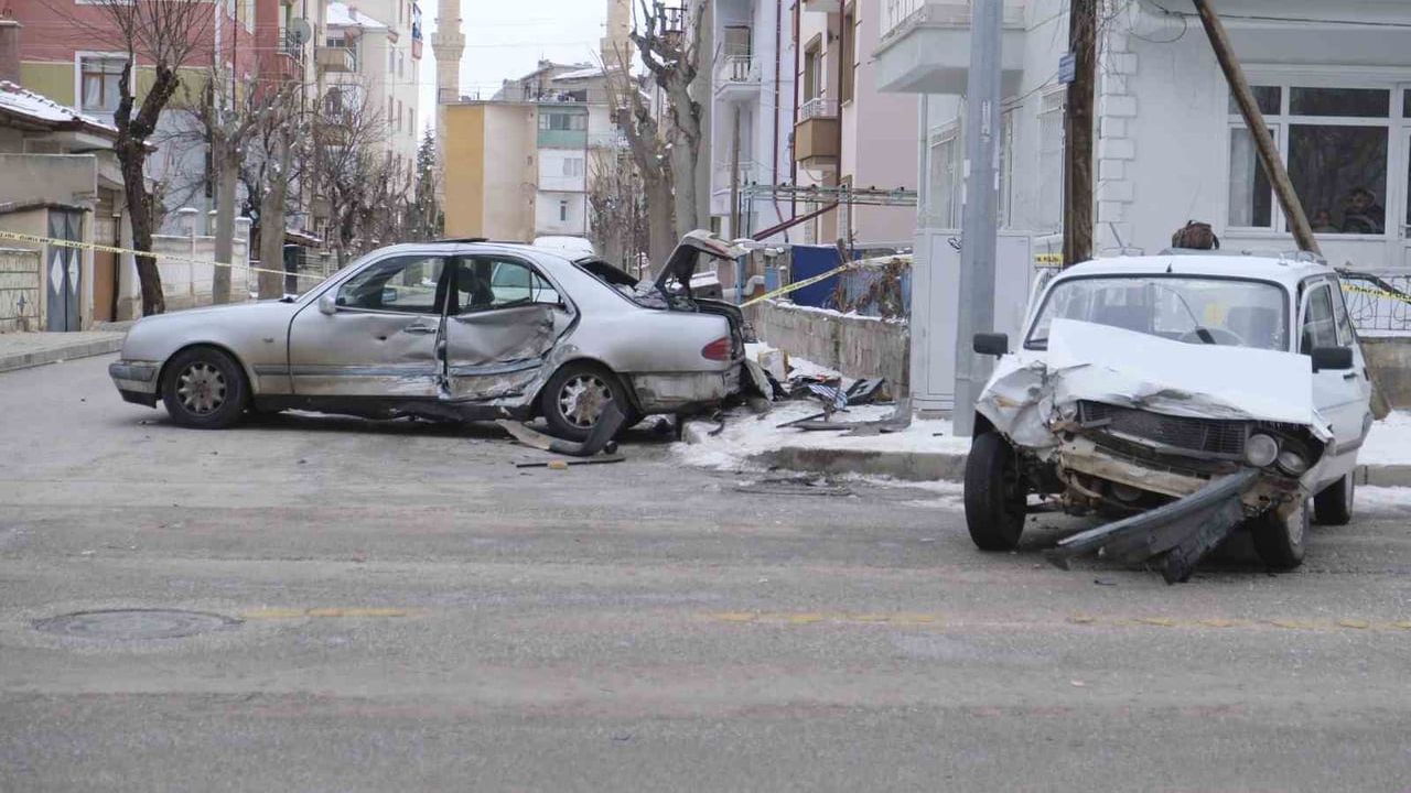 Karaman'da Kavşak Kazası: Karı-Koca Yaralandı, Kadının Durumu Ağır