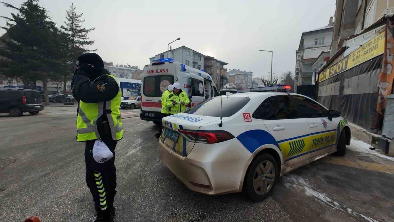 Karaman'da Kavşak Kazası: Otomobil İş yerine Daldı, 3 Yaralı