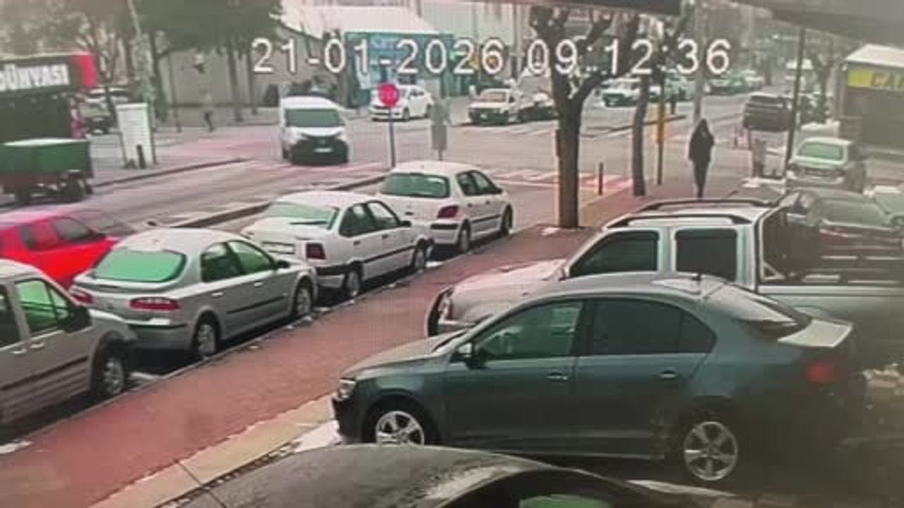 Karaman’da Kavşak Kazası: Otomobil İş yerine Daldı, 3 Yaralı