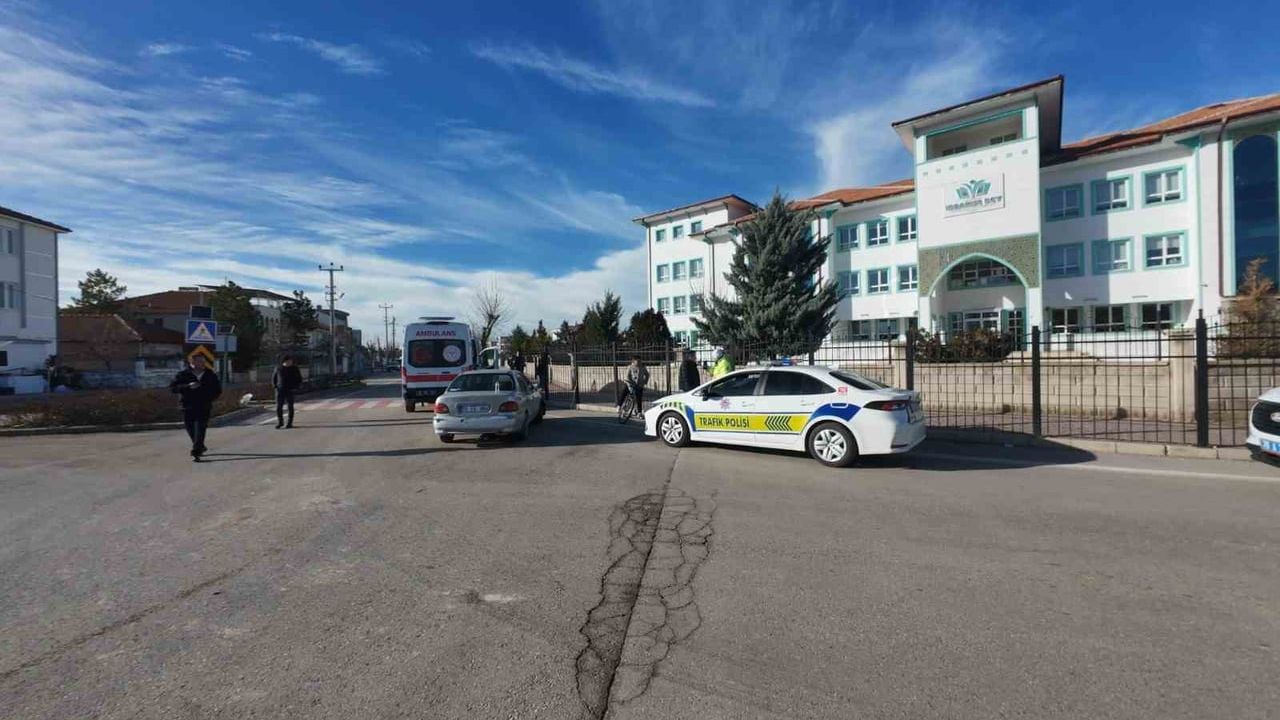 Karaman'da Kavşakta Kaza: Otomobil ile Cip Çarpıştı — 3 Yaralı