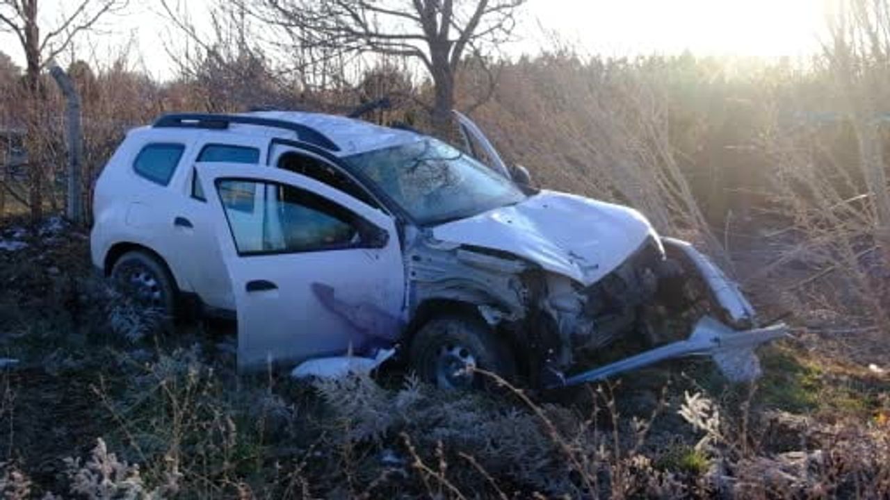 Karaman'da Kontrolden Çıkan Cip Trafik Levhalarını Devirip Savruldu: 1 Yaralı