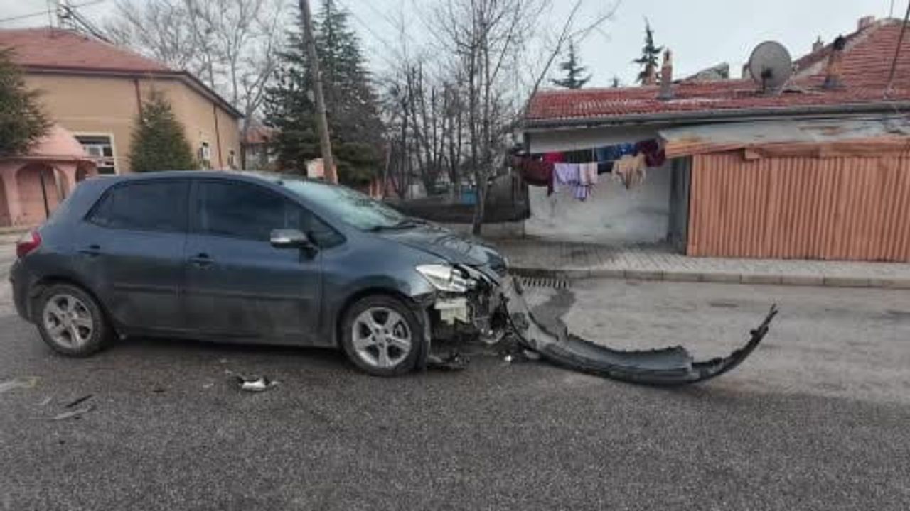 Karaman'da Motosiklet Otomobille Çarpıştı: 18 Yaşındaki Sürücünün Çenesi Kırıldı