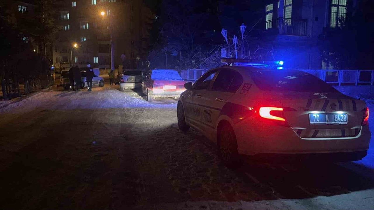 Karaman'da Park Halindeki 2 Araca Çarpan Sürücü Kaza Yerini Terk Etti