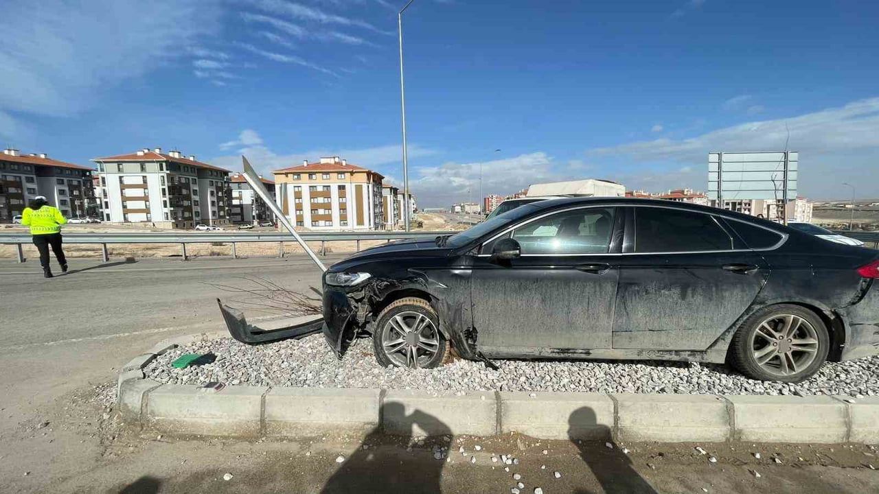 Karaman'da ters yöne giren otomobil köprülü kavşakta kaza yaptı
