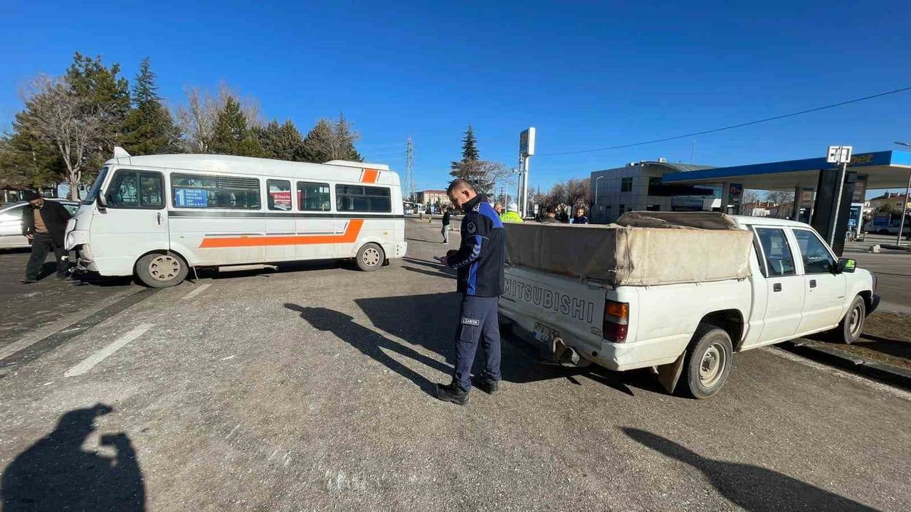 Karaman'da yolcu minibüsü ile kamyonet çarpıştı — Kaza kamerada