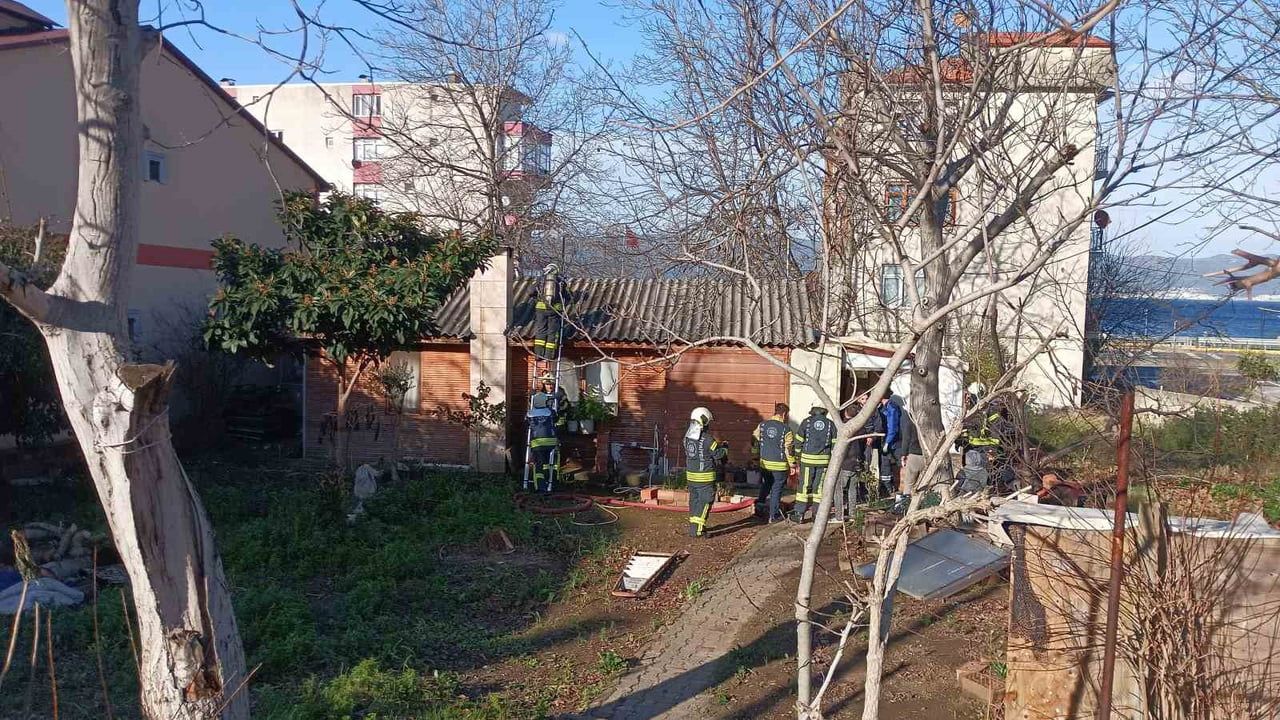 Karamürsel'de Gecekonduda Sigorta Kutusu Yangını Söndürüldü