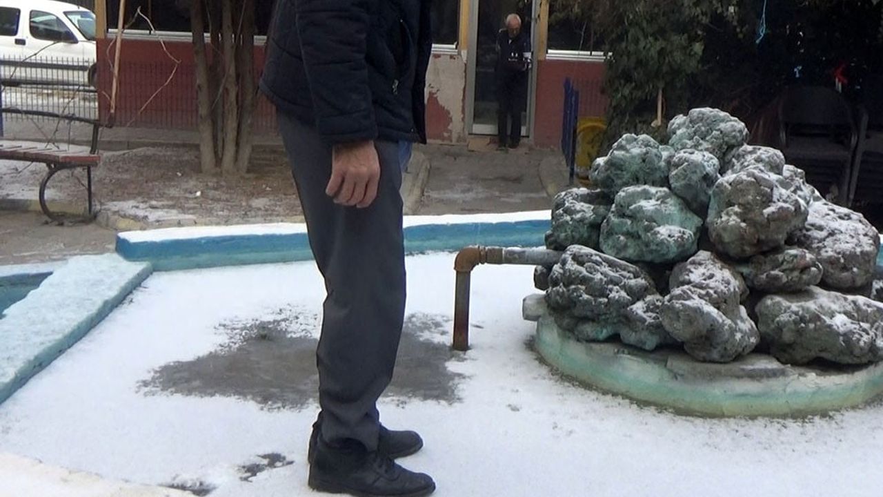 Karapınar’da Selimiye Parkı’nda Süs Havuzu Dondu