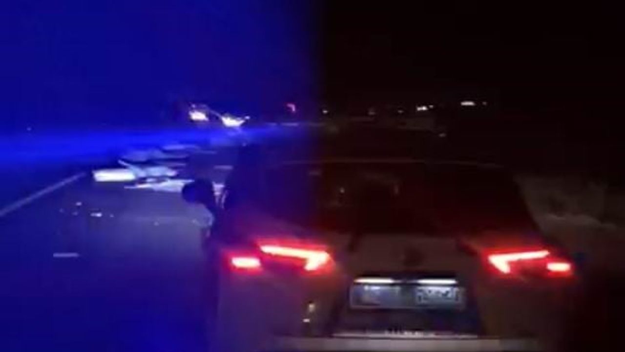 Karapınar'da tırdan dökülen çuvallar trafiği aksattı