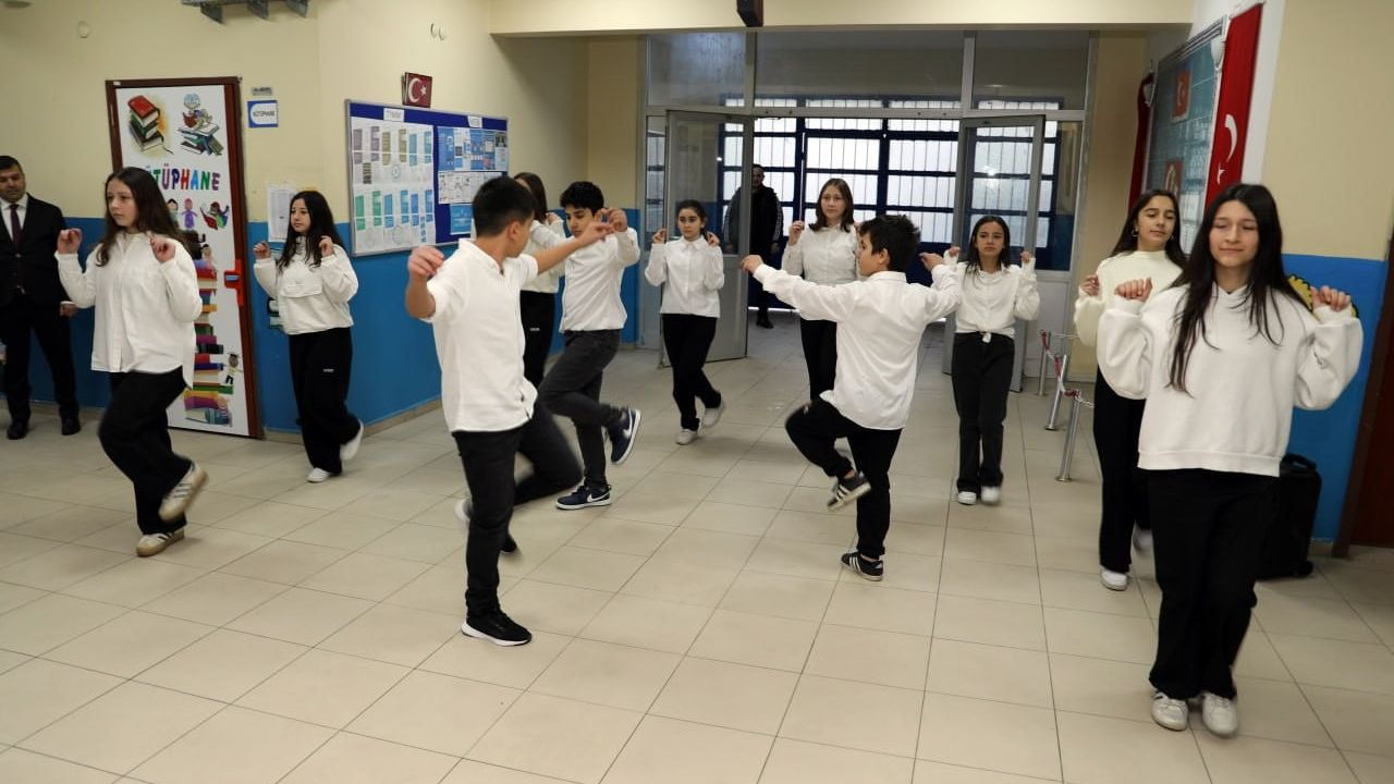 Karasu’da 12 bin 74 Öğrenci Karne Sevinciyle Yarıy…