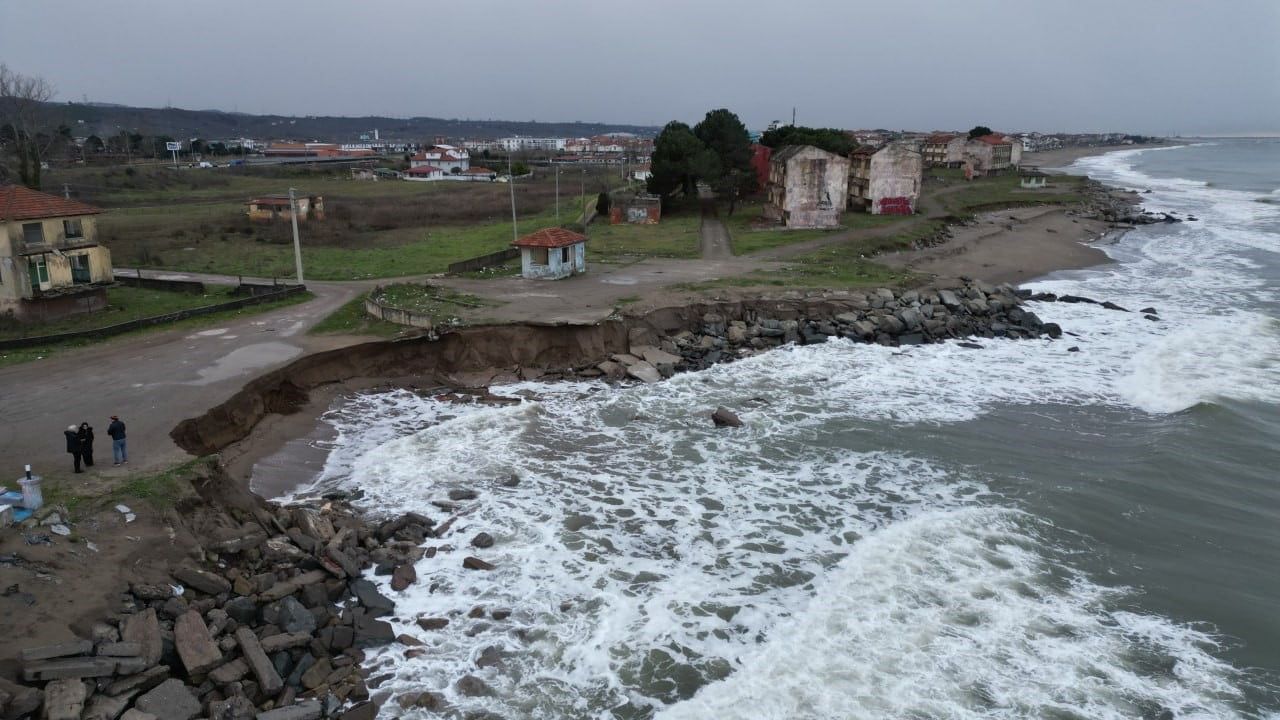 Karasu'da Korkutan Kıyı Erozyonu: Karadeniz 50 Metre İçeri Girdi