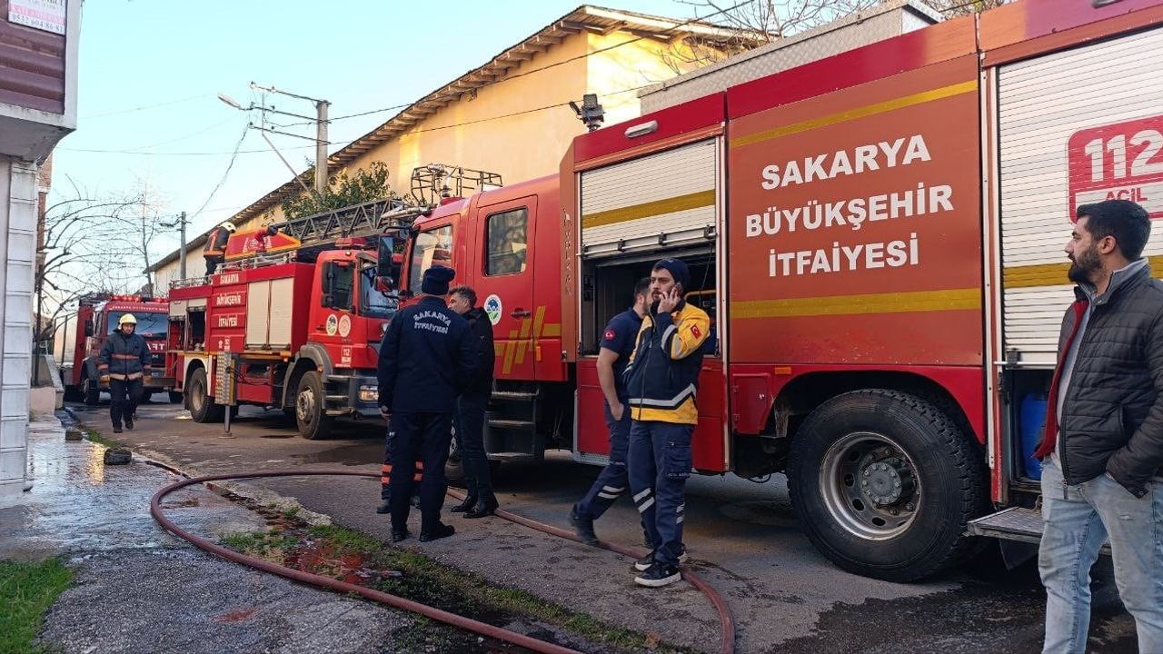 Karasu'da mangal alevleri çatıya sıçradı — İtfaiye müdahalesiyle söndürüldü