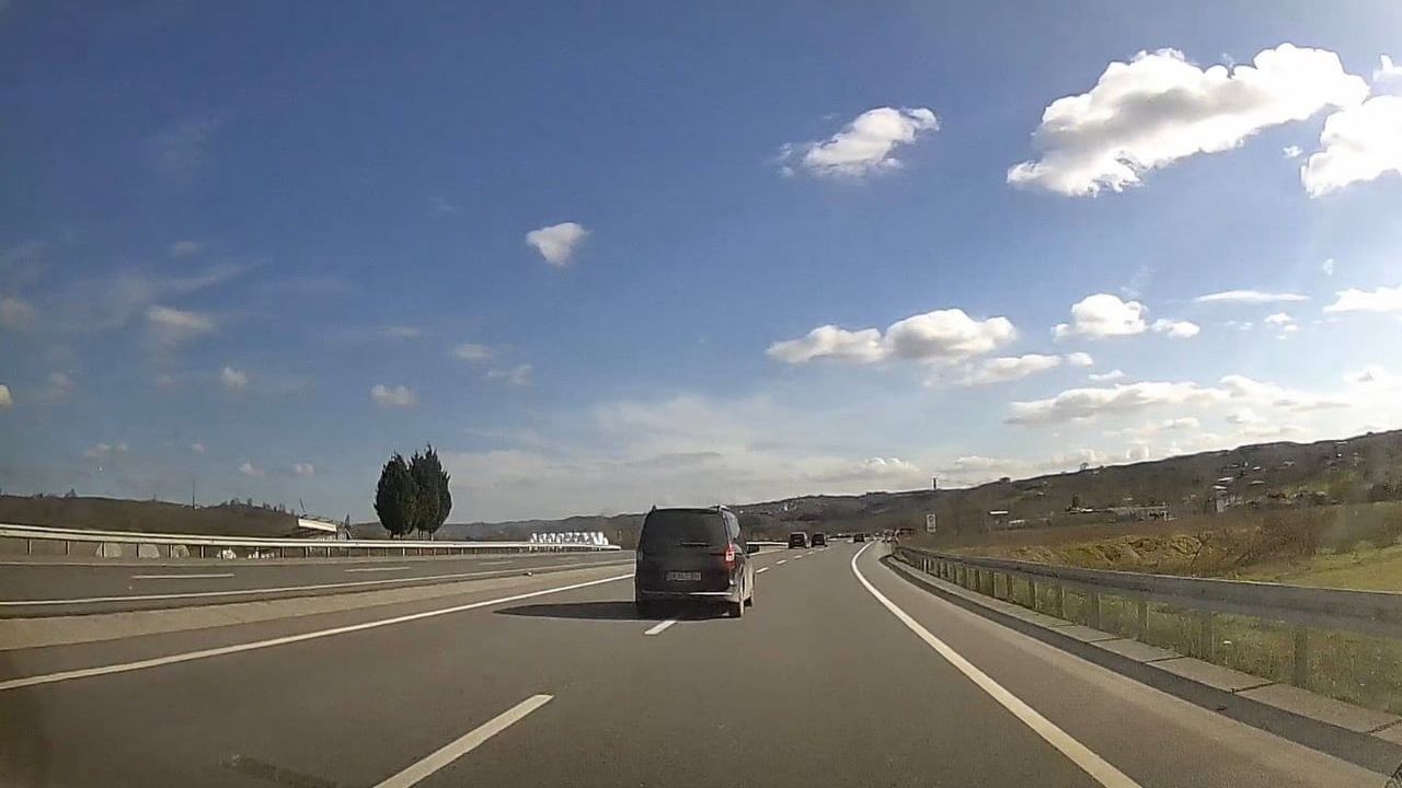 Karasu'da Şerit İhlali Tehlikesi: 54 AIT 055 Plakalı Araç Silme Geçiş Yaptı