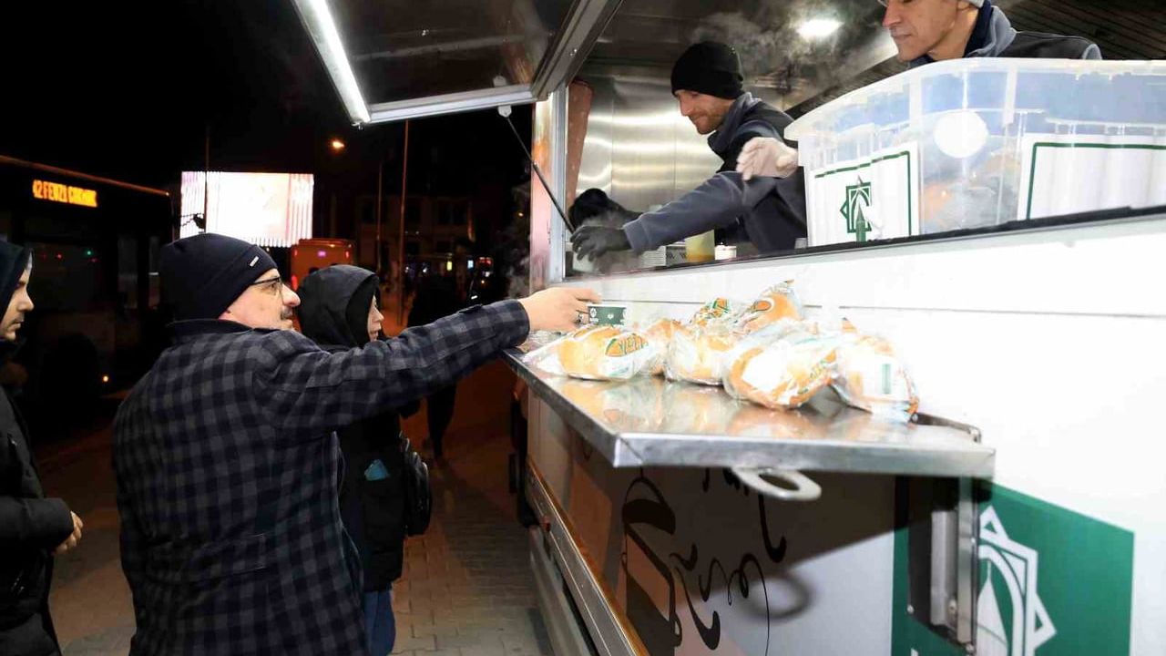 Karatay Belediyesi'nden Mobil Sıcak Çorba İkramı
