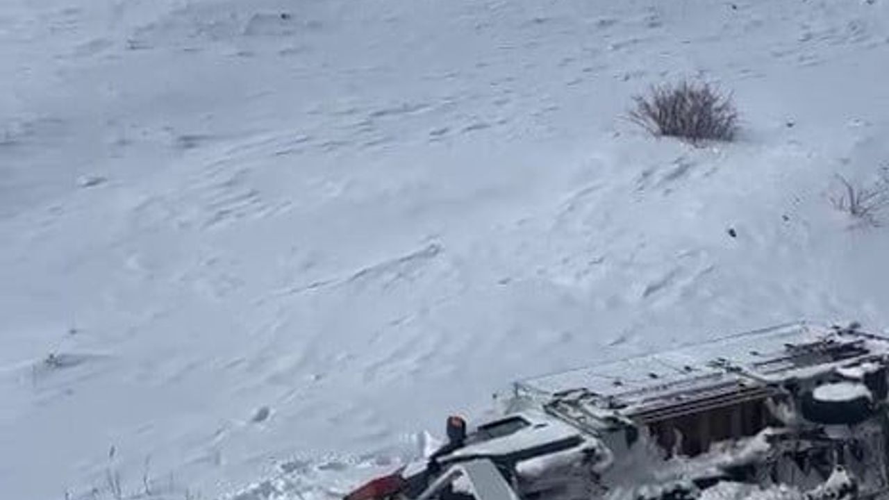 Karayazı'da çekici taşıdığı araçla şarampole devrildi