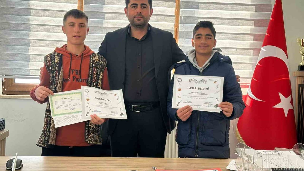 Karayazı'da Karne Heyecanı: Velilere Karneler Takdim Edildi