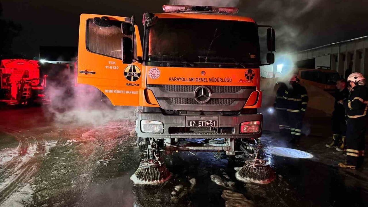 Karayolları Kamyonu Yeni Sanayi Sitesi’nde Yangında Kullanılamaz Hale Geldi