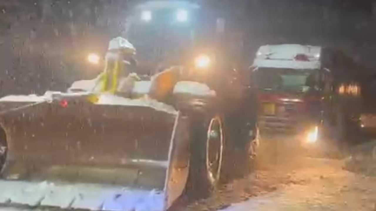 Karla Mücadele: Sincik'e CNG Tırı İş Makineleriyle Ulaştırıldı