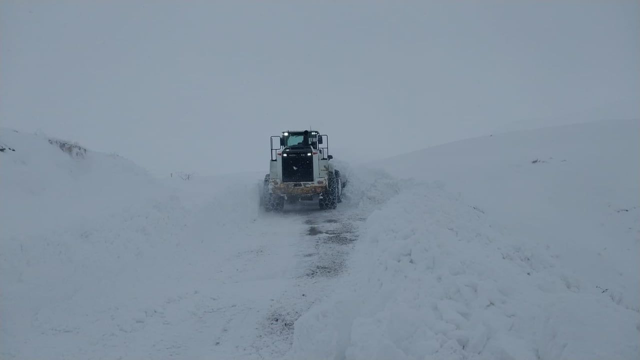 Karlıova'da ekipler karı aşıp kalp hastası muhtarı hastaneye ulaştırdı