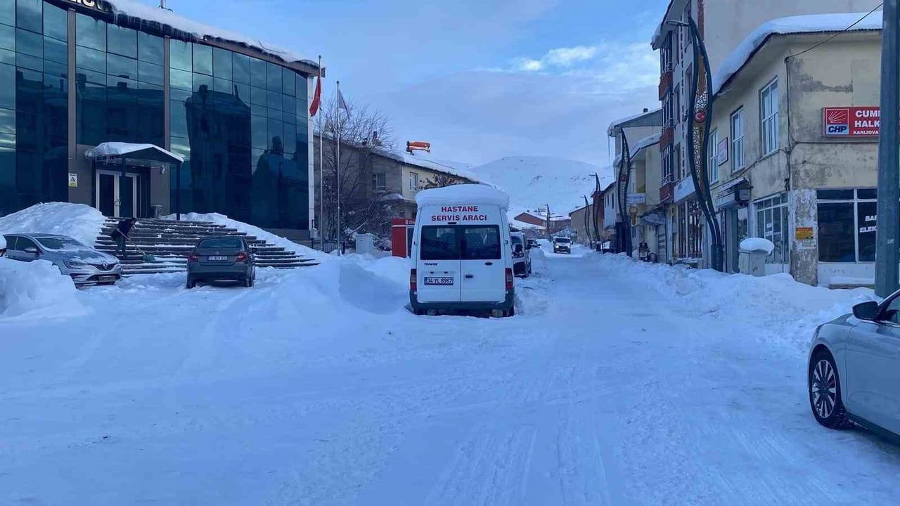 Karlıova’da Kar 1 buçuk Metreyi Aştı; Gündüz eksi 10, Gece eksi 20 ile Sessizlik
