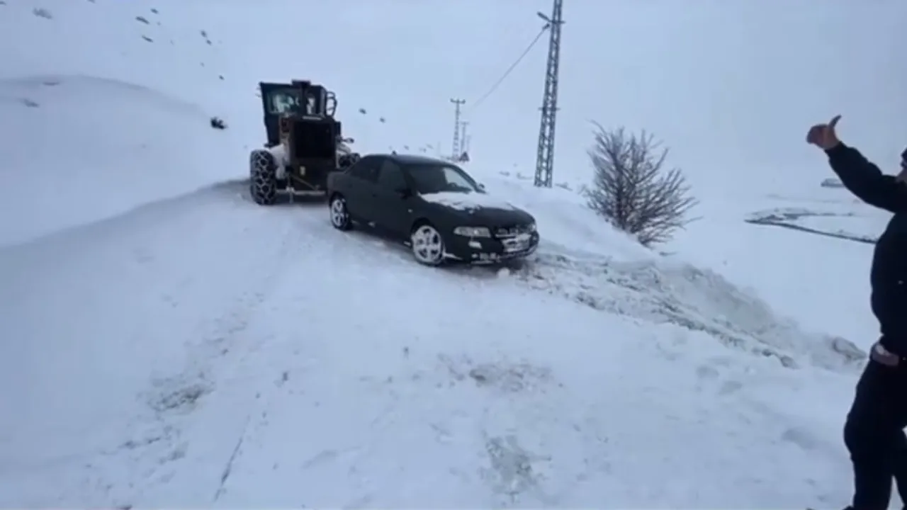Karlıova'da Karla Mücadele Sürüyor: Mahsur Araçlar Kurtarıldı