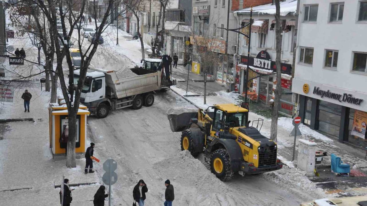 Kars Belediyesi'nden Yoğun Kar Mesaisi: Caddeler Temizleniyor