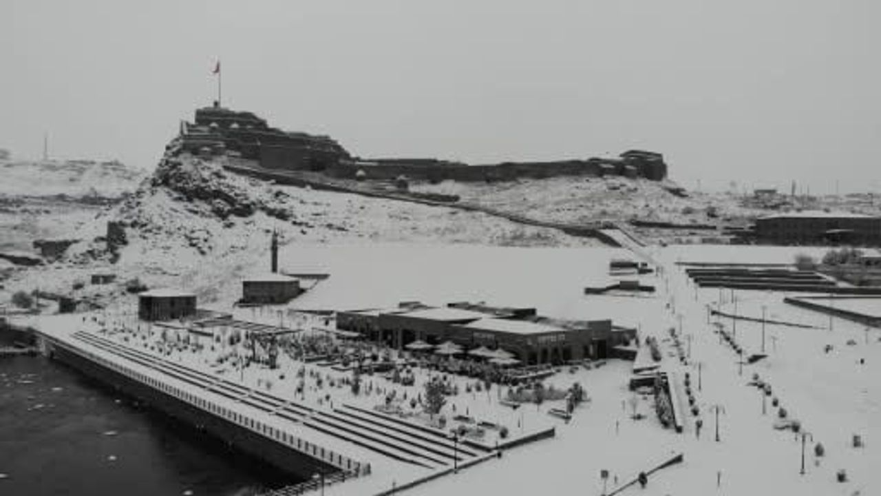 Kars Beyaza Büründü: Kale ve Tarihi Yapılar Kartpostallık Görüntü Verdi