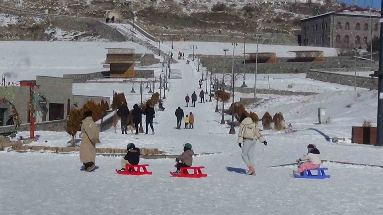 Kars Kalesi'nde Kızak Şenliği: Çocuklar Kale Yokuşunda Kaydı