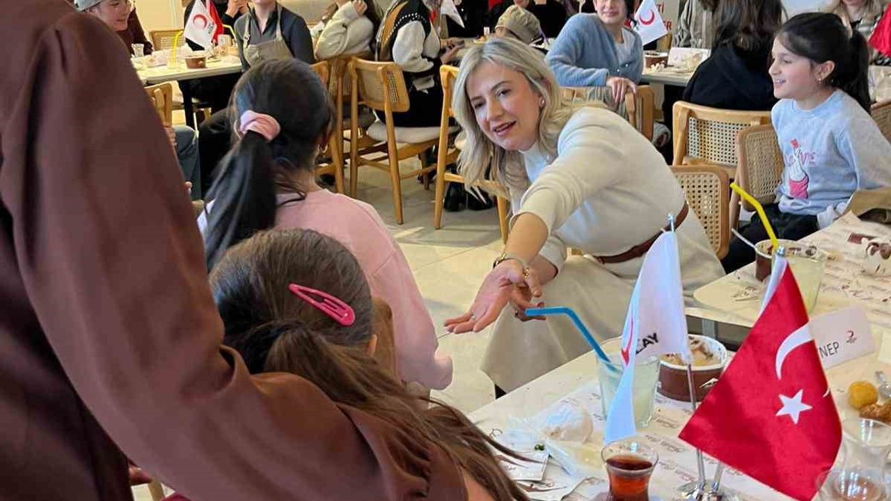 Kars Kızılay'dan Sevgi Evlerinde Çocuklara Çikolata Etkinliği