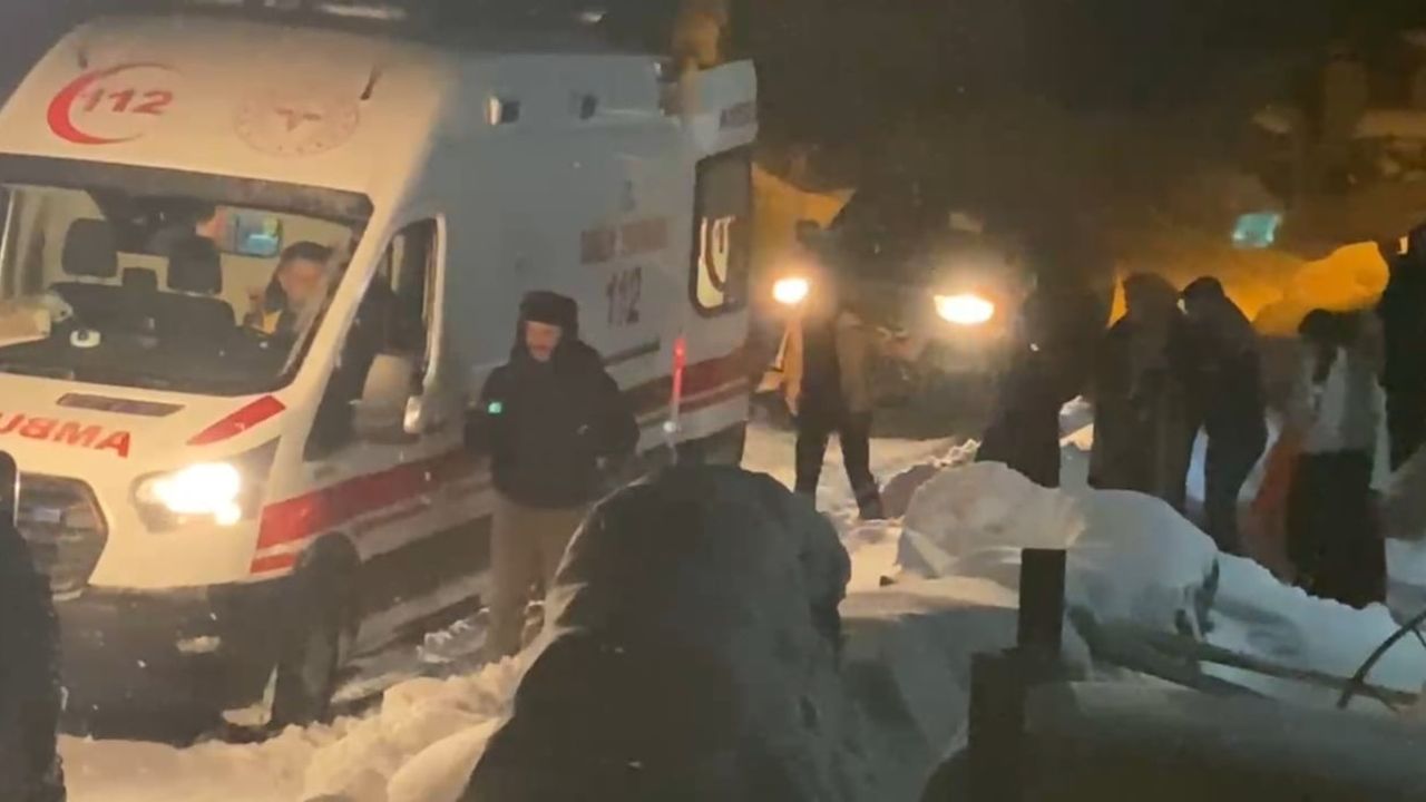 Kars Selim'de karla mücadele: hasta kadın için yollar açıldı