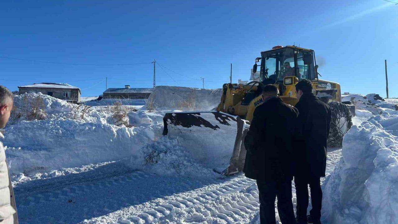 Kars Susuz'ta Karla Mücadele 24 Saat Devam Ediyor
