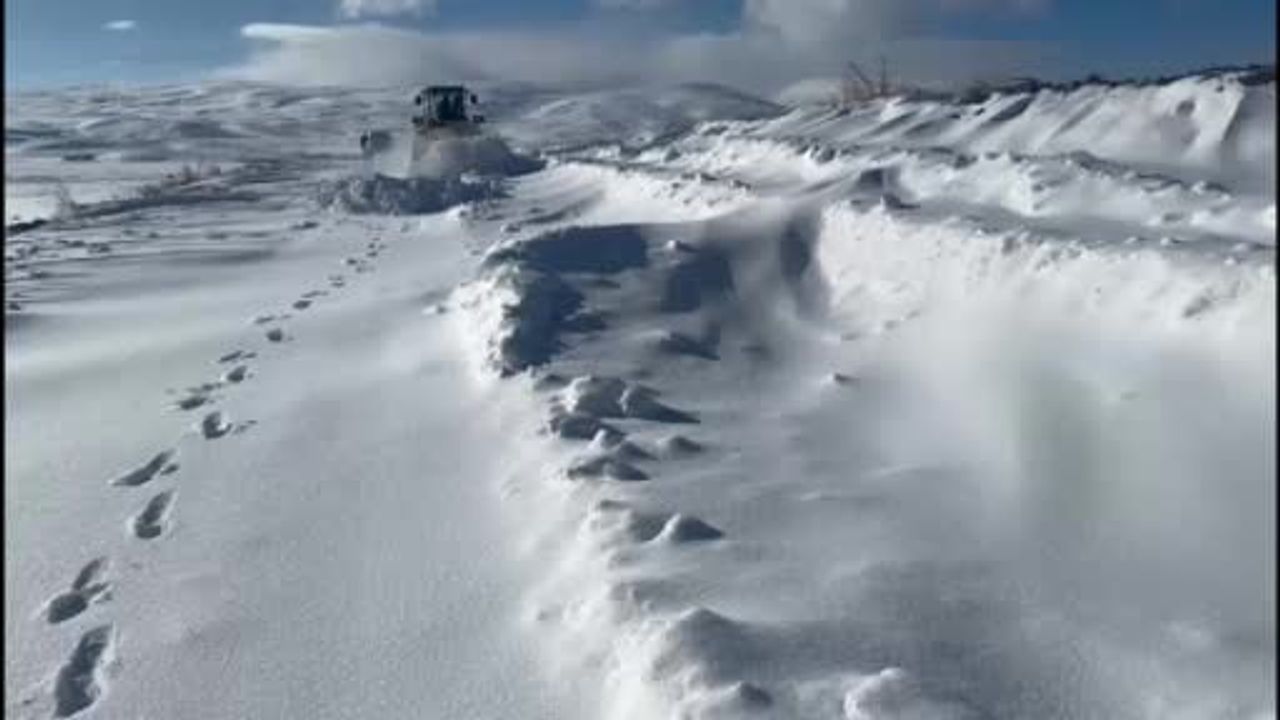 Kars'ta 11 Köy Yolu Kar ve Tipi Nedeniyle Kapandı