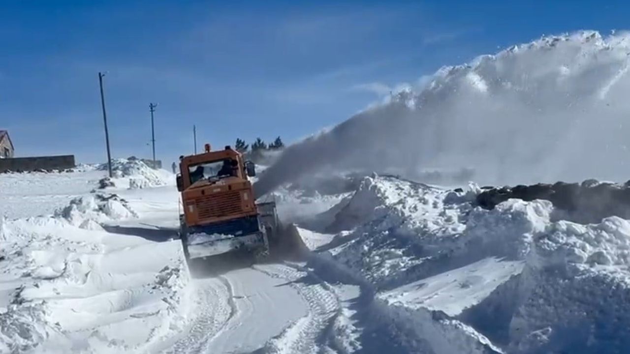 Kars’ta 208 Köy Yolu Kar ve Tipi Nedeniyle Kapandı