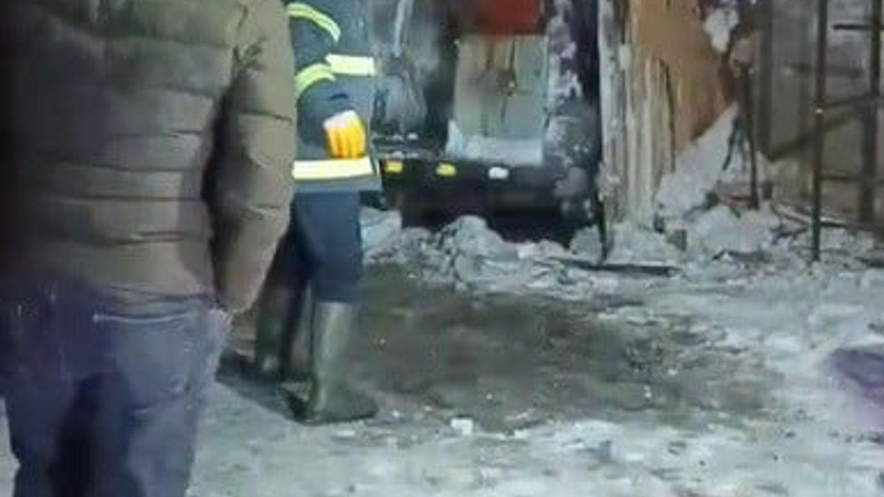 Kars'ta Araç Altında Ateş Yakınca Alev Topuna Döndü