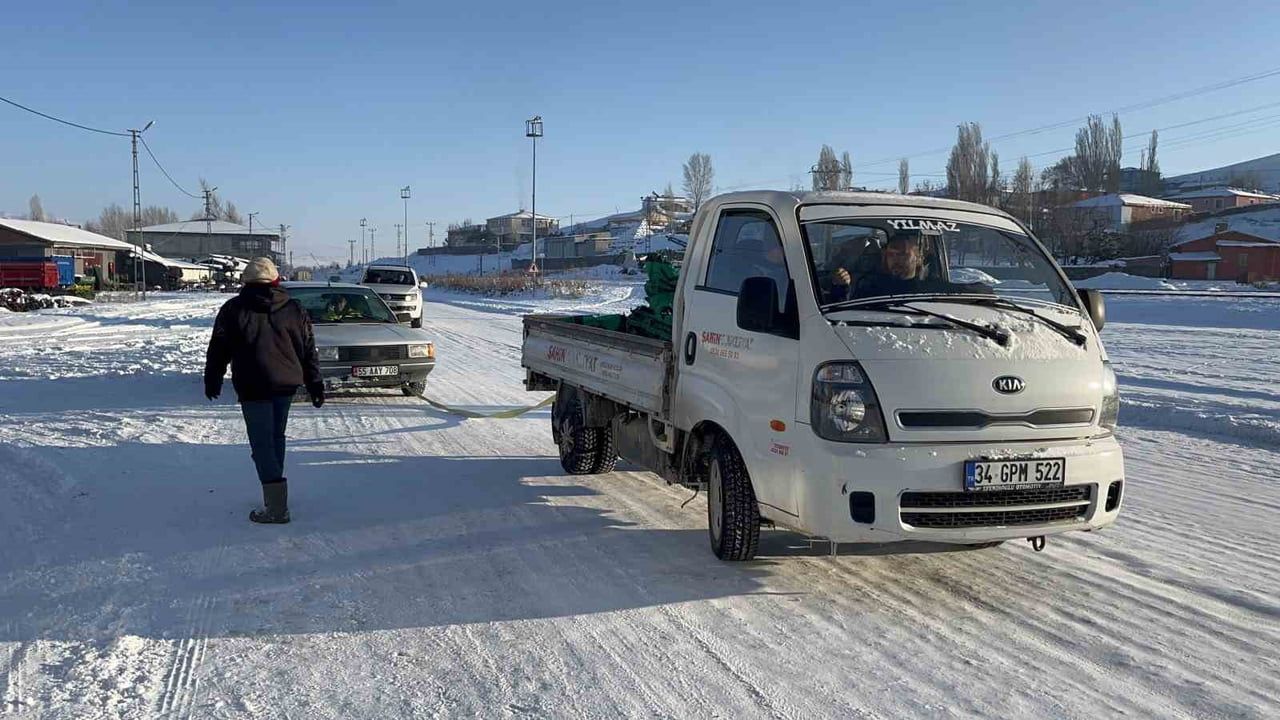 Kars’ta Araçlar Dondu: Akyaka’da Sıfırın Altında 30 Derece
