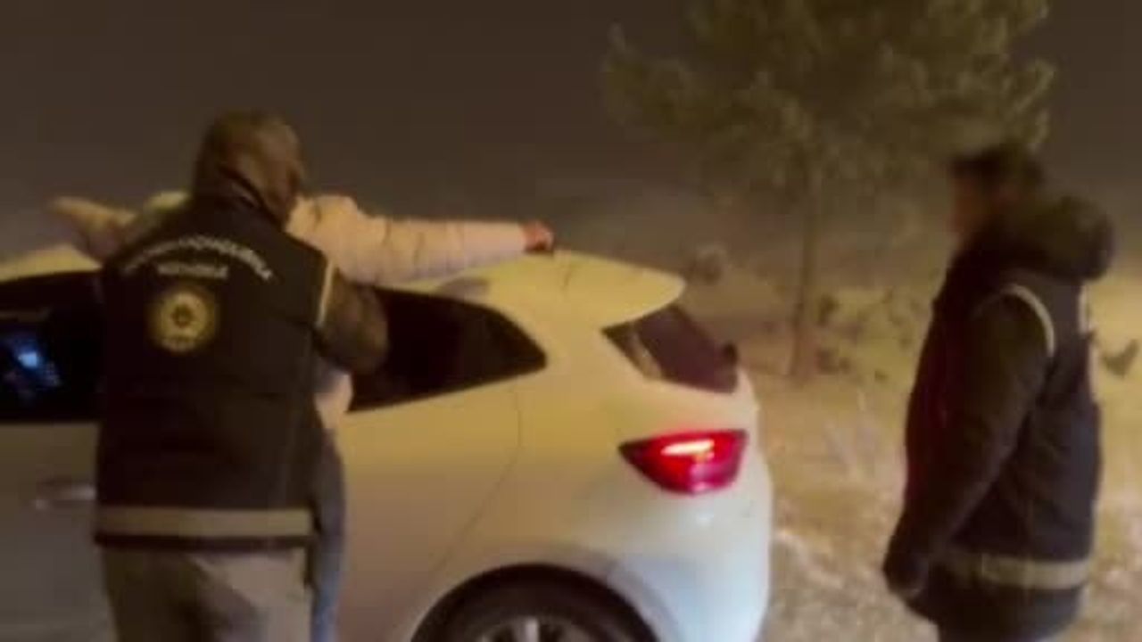 Kars'ta Araçların Bagajından 2 Düzensiz Göçmen Çıktı: 3 Organizatör Gözaltında