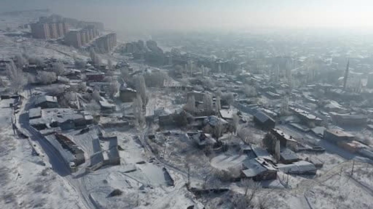 Kars'ta Beyaz Zarafet: Kırağı Kartpostallık Görüntüler Oluşturdu