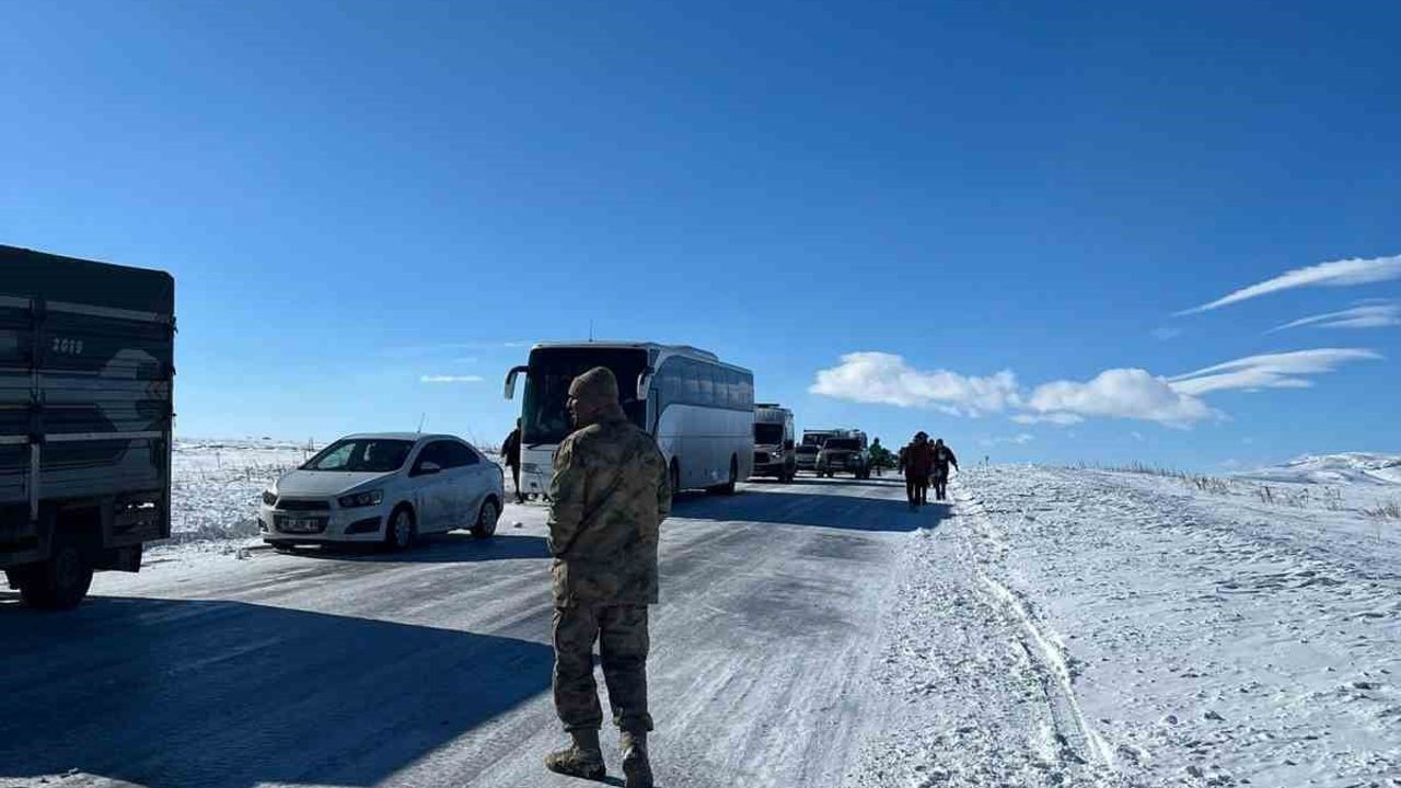 Kars'ta Eksi 30'da Buzlanma: Kars-Ardahan Karayolu'nda Yüzlerce Araç Mahsur