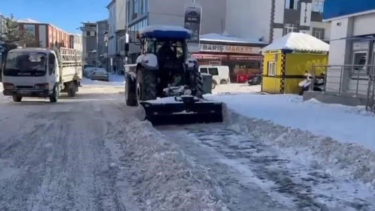 Kars'ta Esnaftan Karla Mücadeleye Traktör Desteği